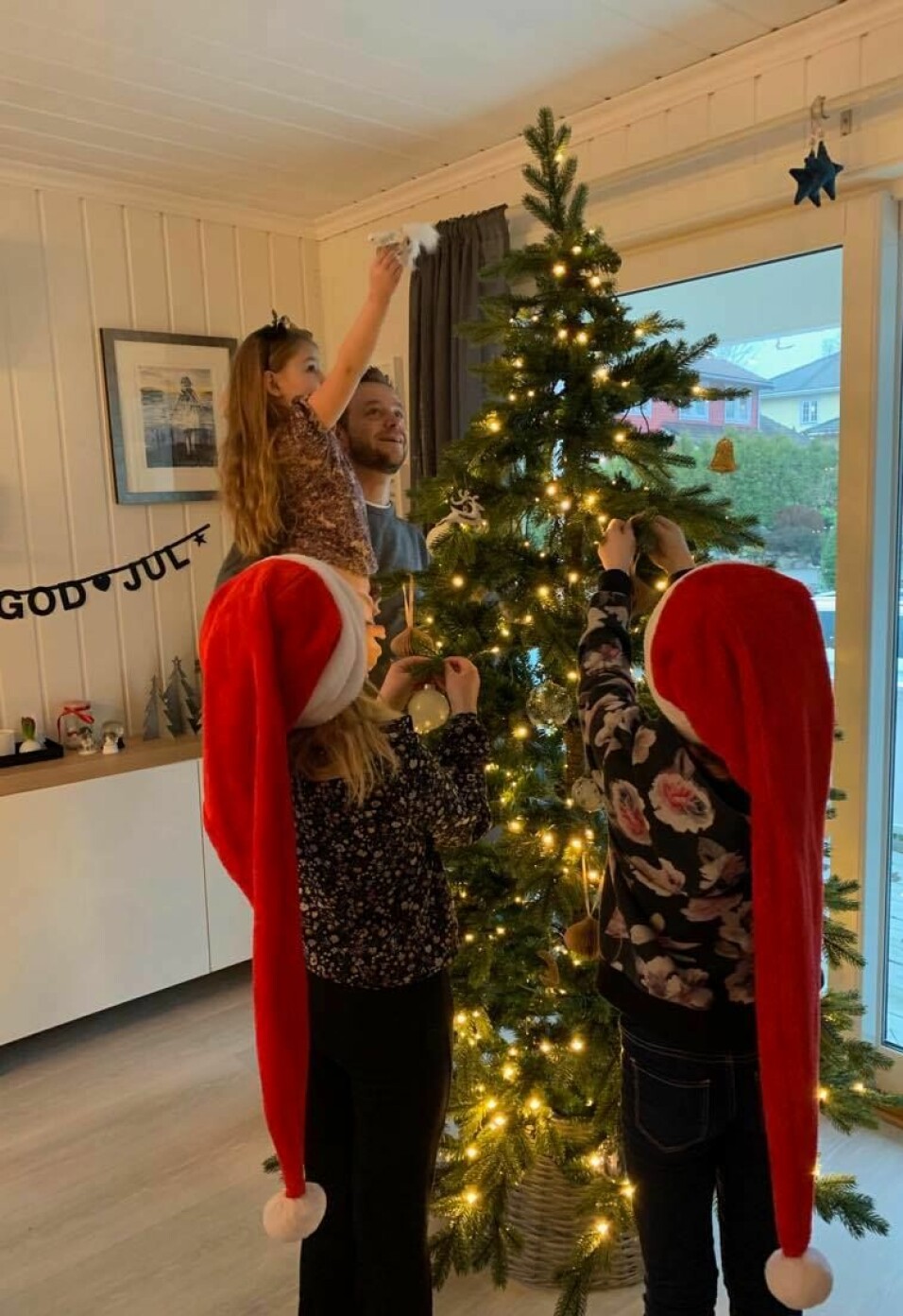 Lilly på pappas arm har sammen med søstrene Mathilde (midten) og Frida pyntet juletreet hjemme i Drøbak før turen gikk til Kongsvinger og julefeiring.