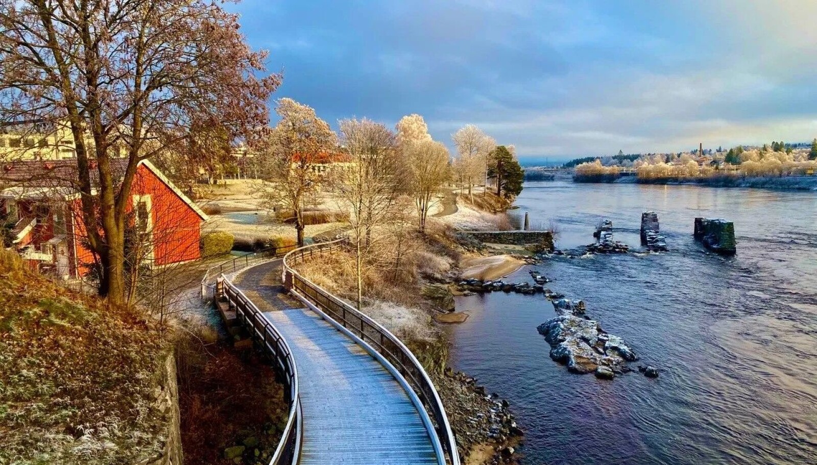 Flott promenade og rester av møllesteinene Flott promenade og rester av møllesteinene