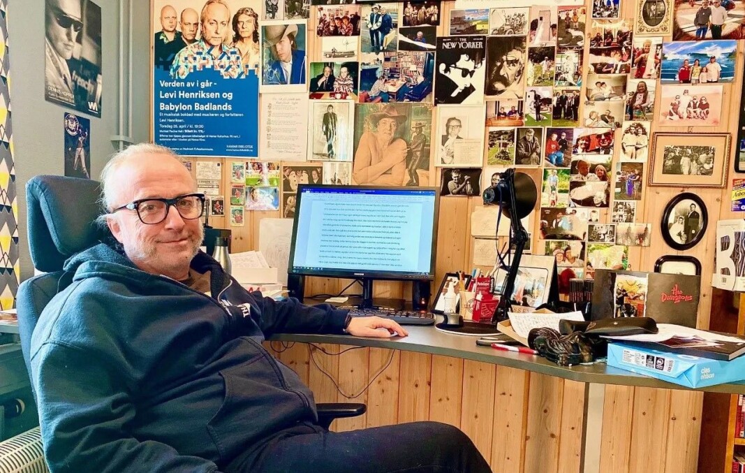 Levi Henriksen på jobb i skrivestua si Levi Henriksen på jobb i skrivestua si