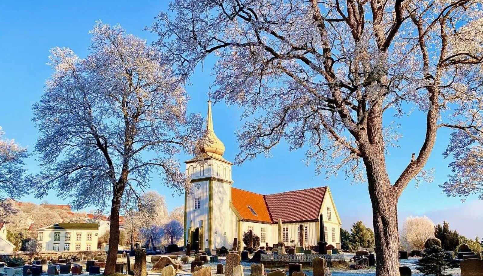 Vinger kirke med løkkuppeltårnet Vinger kirke med løkkuppeltårnet