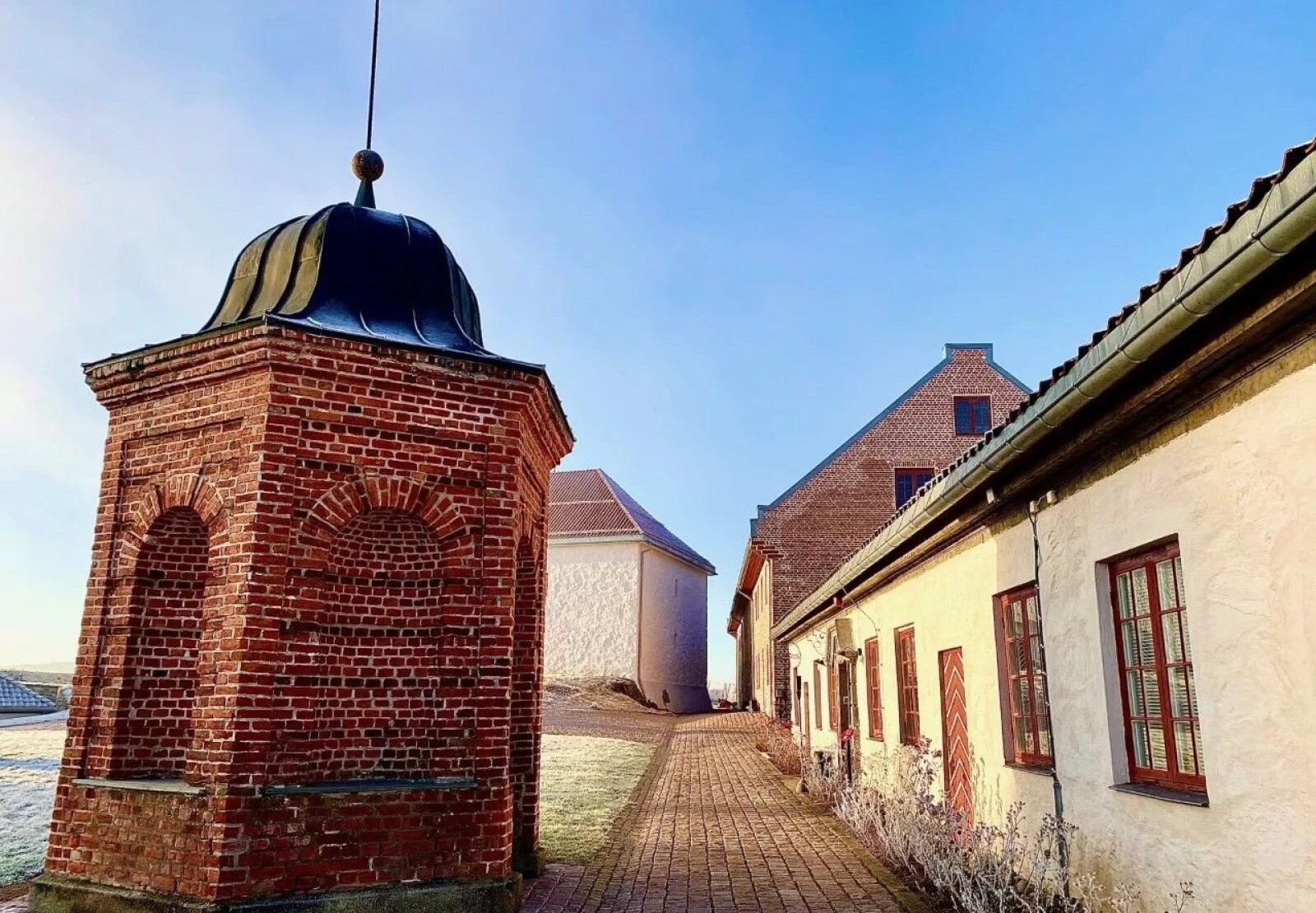 Brønnhuset til venstre – Slaveriet til høyre Brønnhuset til venstre – Slaveriet til høyre