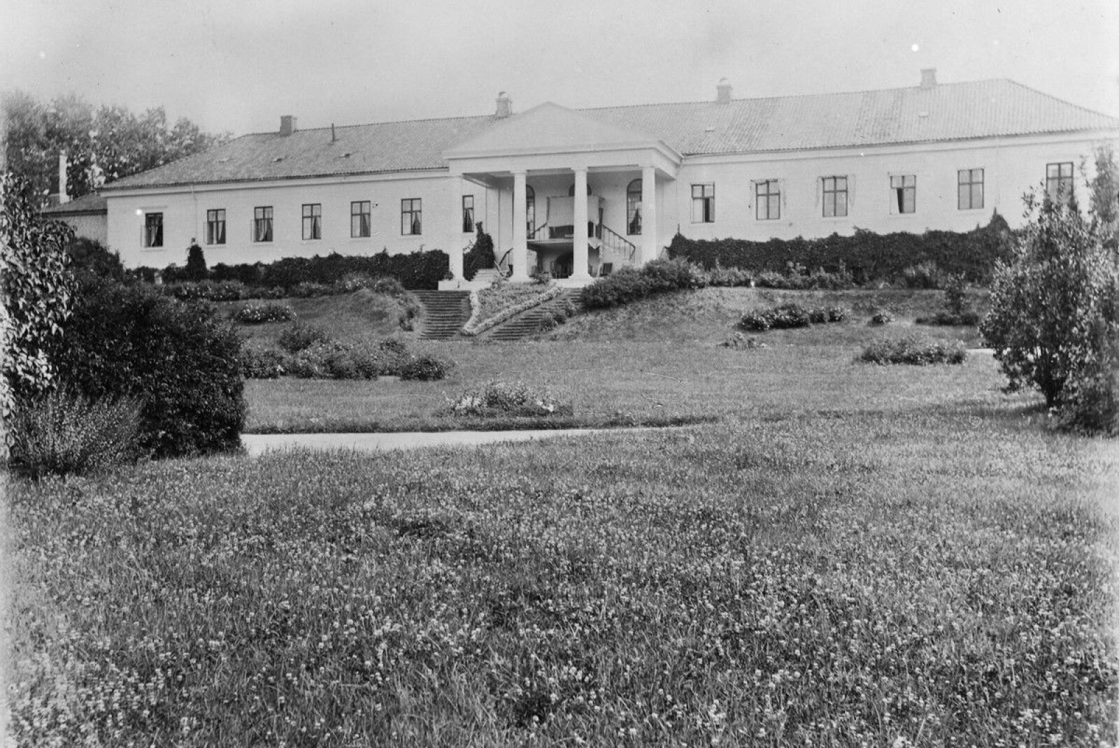 Hovedbygningen på Skinnarbøl med den storslåtte hagen fotografert i 1885 av Marie Magdalena Rustad. Bildet inngår i byhistorisk samling hos Oslo Museum. Hovedbygningen på Skinnarbøl med den storslåtte hagen fotografert i 1885 av Marie Magdalena Rustad. Bildet inngår i byhistorisk samling hos Oslo Museum.