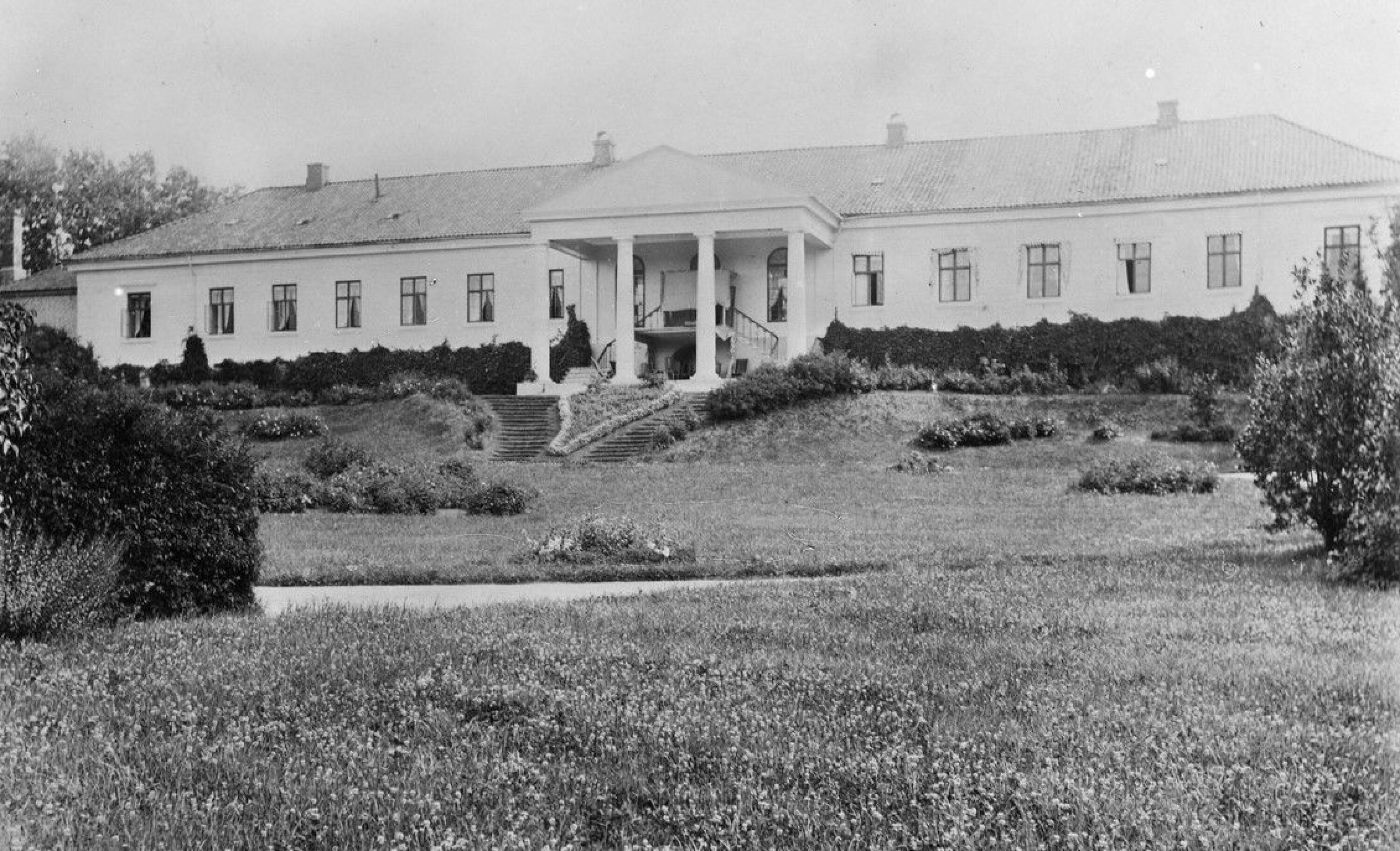 Hovedbygningen på Skinnarbøl med den storslåtte hagen fotografert i 1885 av Marie Magdalena Rustad. Bildet inngår i byhistorisk samling hos Oslo Museum.