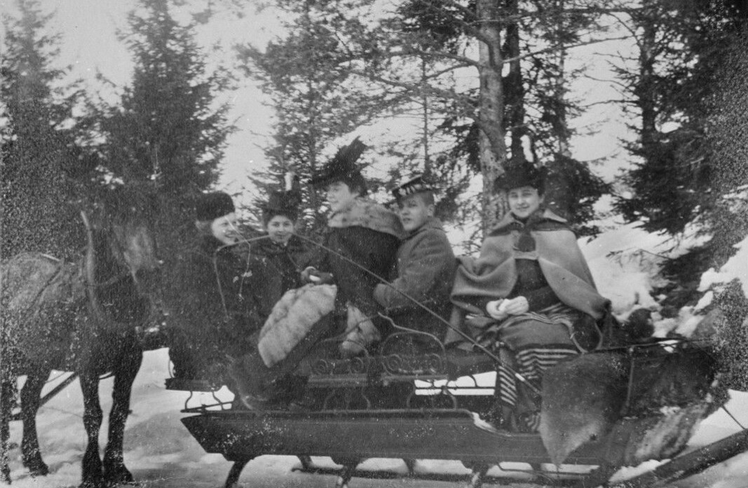 Dette bildet av en slede ved Skinnarbøl er tatt påsken 1900. Dette bildet av en slede ved Skinnarbøl er tatt påsken 1900.
