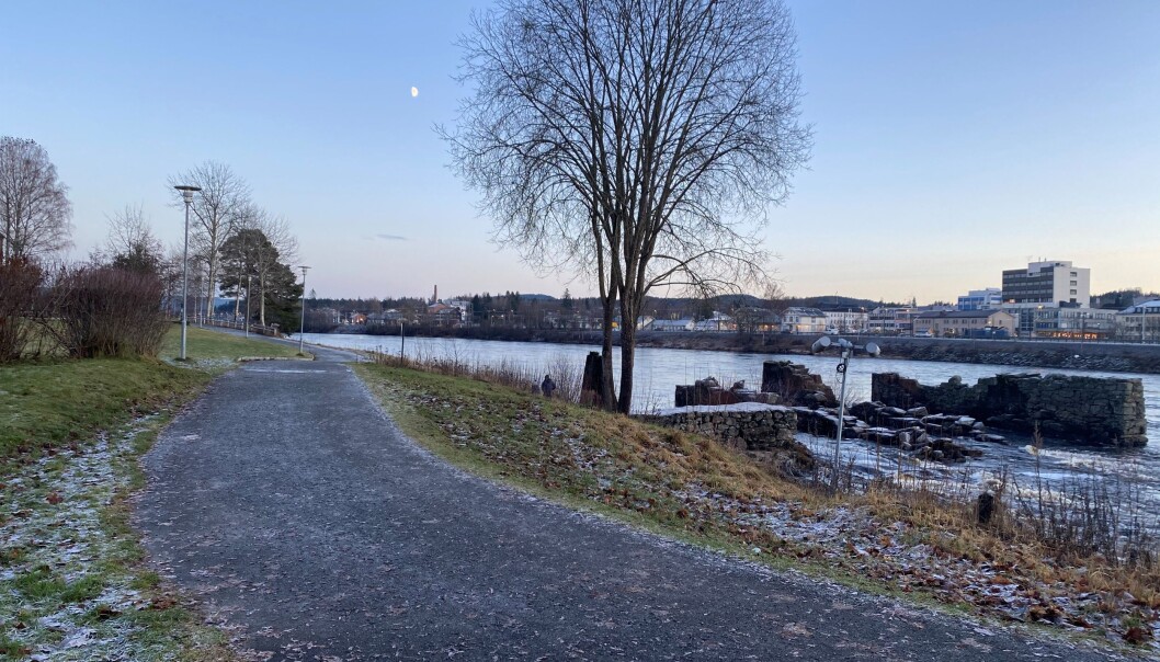Rim i gresset og litt småglatt på asfalten langs elvepromenaden ved møllesteinene. Rim i gresset og litt småglatt på asfalten langs elvepromenaden ved møllesteinene.