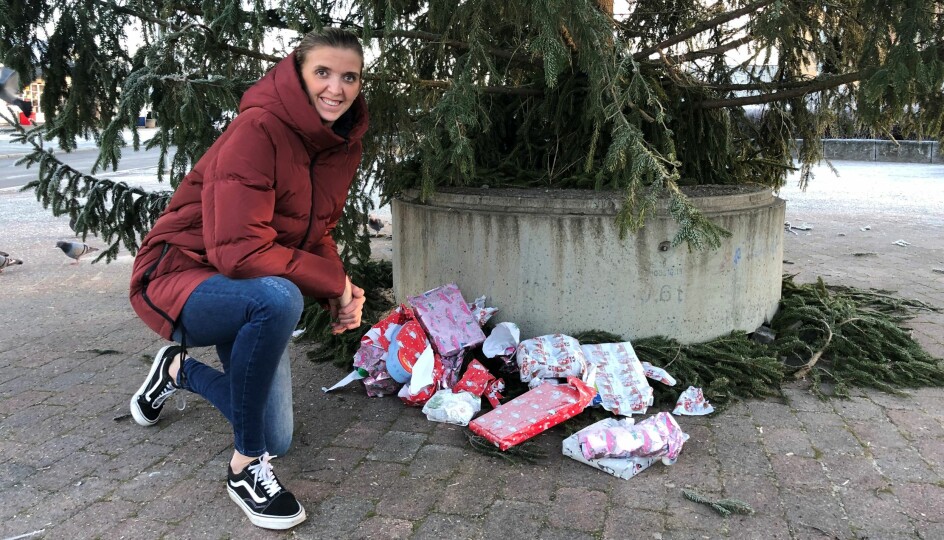 Gavene ble revet bort under treet, til Bianca Eckbos store fornøyelse. Dette vil hun skal bli en juletradisjon.