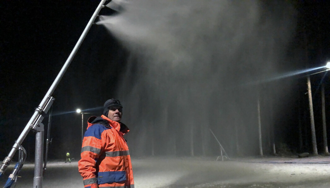 Otto Kristiansen leder for skigruppa i Granli IL produserte snø på stadioen på Liermoen i går. Men i løpet av kvelden måtte de gi opp på grunn av problemer med det nye kjøletårnet.