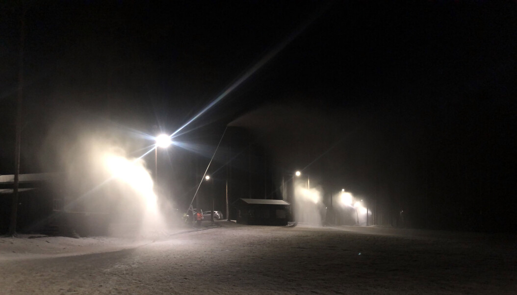 Det ble produsert noe snø på Liermoen 1. juledag, men dessverre ikke nok til at det er skiføre. Men på nyåret er det godt håp om det. Det ble produsert noe snø på Liermoen 1. juledag, men dessverre ikke nok til at det er skiføre. Men på nyåret er det godt håp om det.