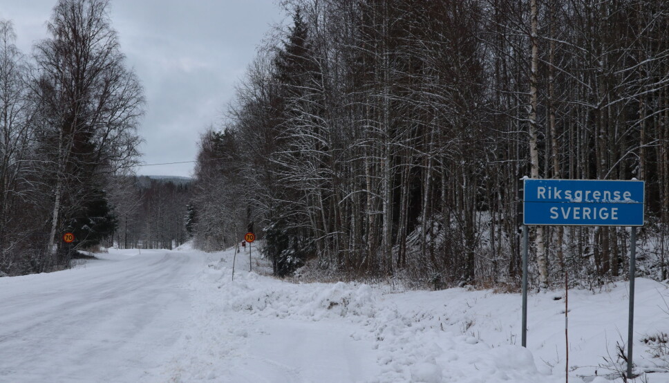 Selv om det ikke er fysiske sperringer ved grenseoverganger, som her ved Mitandersfors, er det juridisk ulovlig å passere grensen fra Sverige til Norge på de fleste grenseoverganger i Innlandet. Det er ikke ulovlig å reise ut av Norge.