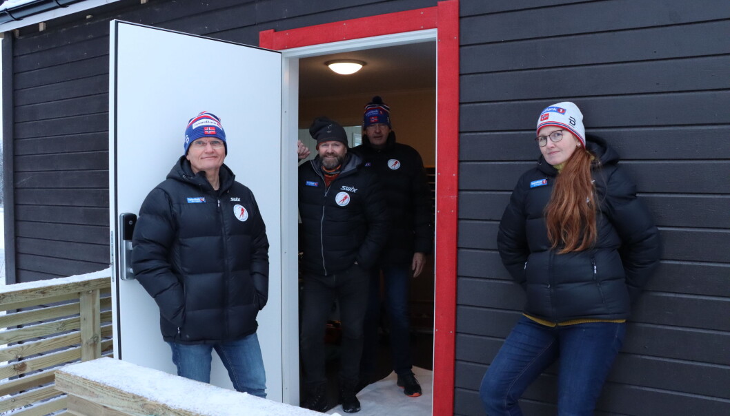 Den nye speakerbua har også toaletter og garderobe i underetasjen. På bildet fra Kongsvinger skøyteklubb er Tom Ljungquist (t.v.), Ole Hermann Sørli, Sverre Bakke og Camilla Skjerpen. Den nye speakerbua har også toaletter og garderobe i underetasjen. På bildet fra Kongsvinger skøyteklubb er Tom Ljungquist (t.v.), Ole Hermann Sørli, Sverre Bakke og Camilla Skjerpen.