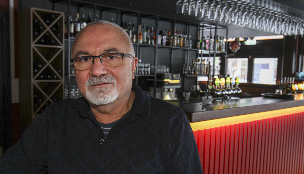 Øzkan Kayhan som driver Platos Bar & Tapas Restaurant på Rådhusplassen stenger inntil videre. Øzkan Kayhan som driver Platos Bar & Tapas Restaurant på Rådhusplassen stenger inntil videre.