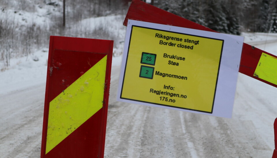 Dette skiltet møter deg om du forsøker å krysse grensa på fylkesvei 1992 ved Mitanderfors