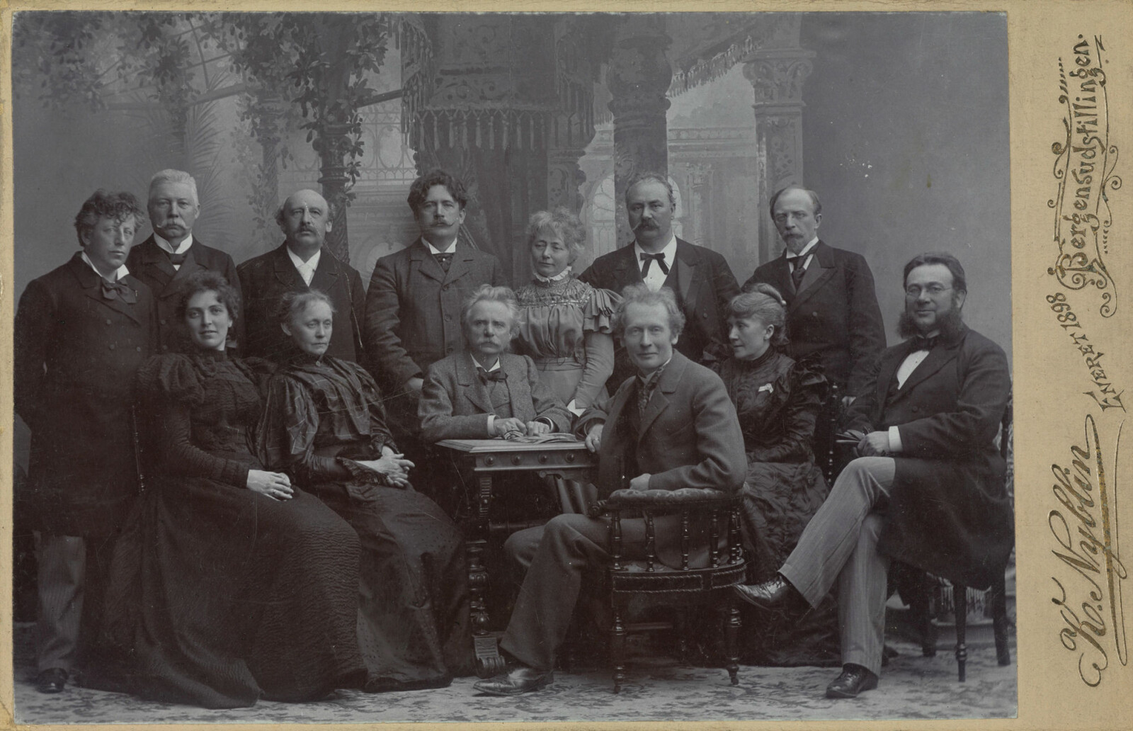 Festspillene i Bergen 1898 (i tilfeldig rekkefølge): Edvard Grieg, Christian Sinding, Johan Halvorsen, Gerhard Schjelderup, Agathe Backer Grøndahl, Iver Paul Fredrik Holter, Thorvald A. Lammers, Nina Grieg, Christian Cappelen, Johan Svendsen, Ole Olsen og Erika Lie Nissen. Foto: Karl Anton Peter Dyrendahl. Festspillene i Bergen 1898 (i tilfeldig rekkefølge): Edvard Grieg, Christian Sinding, Johan Halvorsen, Gerhard Schjelderup, Agathe Backer Grøndahl, Iver Paul Fredrik Holter, Thorvald A. Lammers, Nina Grieg, Christian Cappelen, Johan Svendsen, Ole Olsen og Erika Lie Nissen. Foto: Karl Anton Peter Dyrendahl.