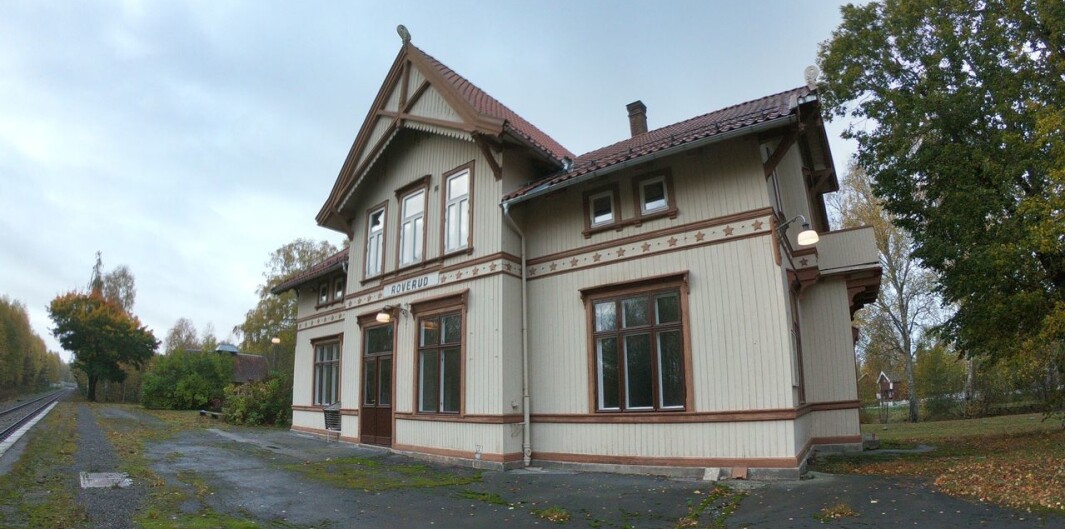 Nå kan man leie i andre etasje på Roveruds togstasjon. Nå kan man leie i andre etasje på Roveruds togstasjon.