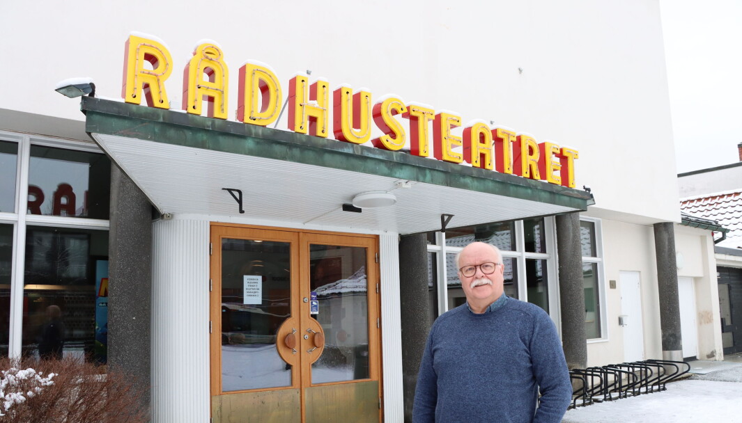 Kultursjef Stig Fonås er glad for at Rådhus-Teatret åpner dørene for kommunens innbyggere. – Men dette gjelder kun for de som er bosatt i kommunen, understreker han. Kultursjef Stig Fonås er glad for at Rådhus-Teatret åpner dørene for kommunens innbyggere. – Men dette gjelder kun for de som er bosatt i kommunen, understreker han.