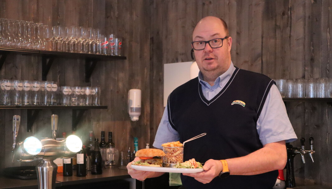 Inne på cafeen kan man få servert både hamburgere, pizza andre matretter. Inne på cafeen kan man få servert både hamburgere, pizza andre matretter.