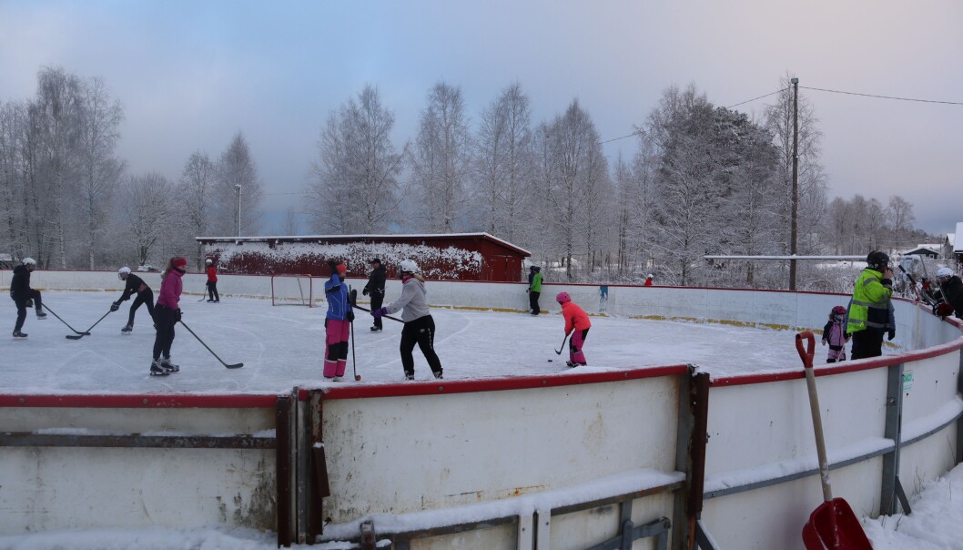 Ishockeybana, som er bygd på dugnad, lokket austmarkingene ut på glattisen i helga. Ishockeybana, som er bygd på dugnad, lokket austmarkingene ut på glattisen i helga.