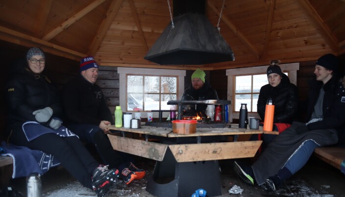 Marianne Fjellvang, Knut Ole Fjellvang, Erlend Tørmoen, Marina Fjellvang og Marius Sjøbrend hygget seg i grillbua. Marianne Fjellvang, Knut Ole Fjellvang, Erlend Tørmoen, Marina Fjellvang og Marius Sjøbrend hygget seg i grillbua.