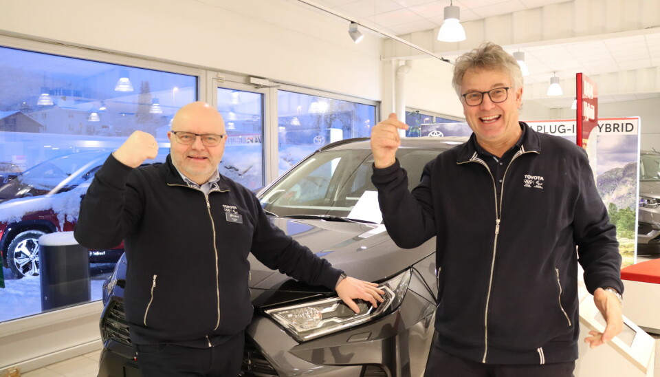 Even Bjørkli (t.v.) og Trond Fiskerud på Toyota Sulland kunne juble for et år over forventningene. Tross et spesielt år var det også et godt bilår for flere bilforhandlere.