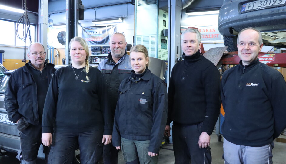 En tredjedel av staben på Aasum Bil er nå kvinner. Her representert med Tom Slaastad (t.v.), Connie Sørpebøl, Atle Aasum, Monica Sætra, Espen Berglund og Tommy Lillenes.