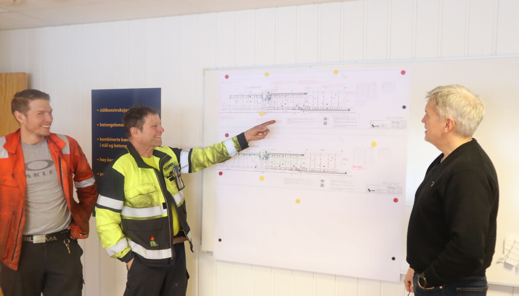 Fra venstre avdelingsleder produksjon Ole Kenneth Olsen, vedlikeholdsansvarlig Geir Trøhaugen og fabrikksjef Thor-Egil Einarsrud viser hvor det nye produksjonsanlegget skal monteres. Fra venstre avdelingsleder produksjon Ole Kenneth Olsen, vedlikeholdsansvarlig Geir Trøhaugen og fabrikksjef Thor-Egil Einarsrud viser hvor det nye produksjonsanlegget skal monteres.