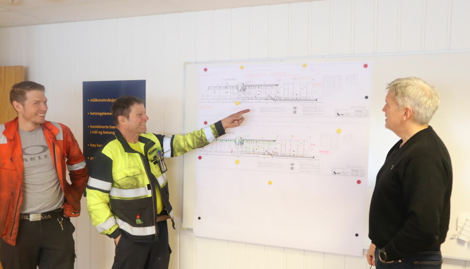 Fra venstre avdelingsleder produksjon Ole Kenneth Olsen, vedlikeholdsansvarlig Geir Trøhaugen og fabrikksjef Thor-Egil Einarsrud viser hvor det nye produksjonsanlegget skal monteres.