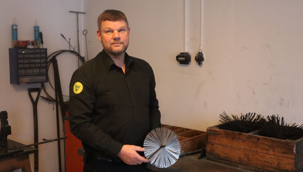 Feiermester i Glåmdal brannvesen IKS, Per Even Larsen, inspiserer mellom 8 og 15 ganger årlig piper det har vært brann i. Feiermester i Glåmdal brannvesen IKS, Per Even Larsen, inspiserer mellom 8 og 15 ganger årlig piper det har vært brann i.
