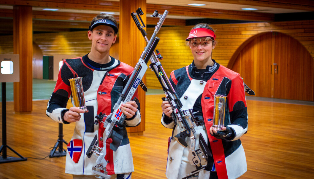 Henrik Larsen på NTG Kongsvinger fikk endelig sin kongepokal. Den andre var Jeanette Hegg Duestad fra Nøtterø skytterlag. Henrik Larsen på NTG Kongsvinger fikk endelig sin kongepokal. Den andre var Jeanette Hegg Duestad fra Nøtterø skytterlag.