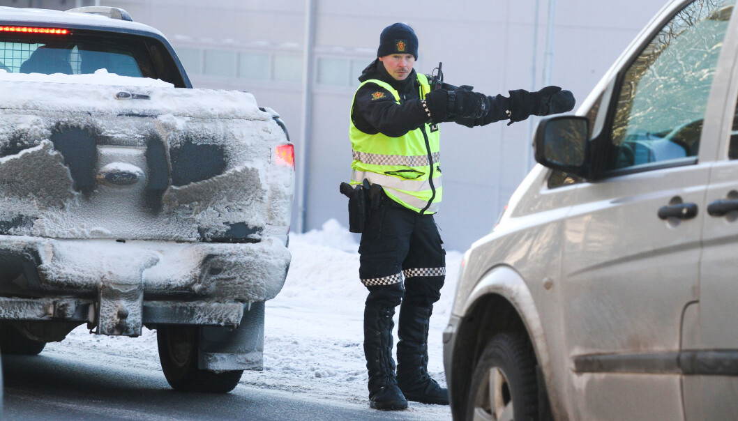 Politibetjent Emil Fjeldseth vinket inn mobilsyndere ved ishallen under lørdagens kontroll. Politibetjent Emil Fjeldseth vinket inn mobilsyndere ved ishallen under lørdagens kontroll.