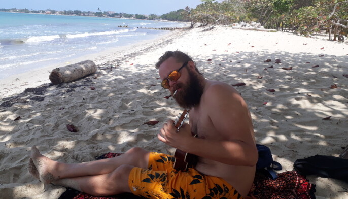 Raymond hadde god tid i utlandet. Her prøver han å lære ukulele på en strand i Columbia. Raymond hadde god tid i utlandet. Her prøver han å lære ukulele på en strand i Columbia.