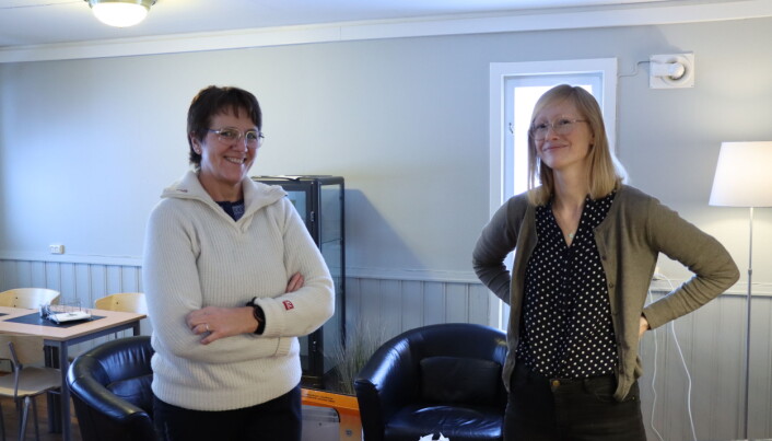 Rådgiver for friskliv og mestring, Kristin Lysen (t.v.), og kommunepsykolog Alice Farstad står fortsatt på, selv om det er lite folk som er fysisk til stede hos Frisklivssentralen. Rådgiver for friskliv og mestring, Kristin Lysen (t.v.), og kommunepsykolog Alice Farstad står fortsatt på, selv om det er lite folk som er fysisk til stede hos Frisklivssentralen.