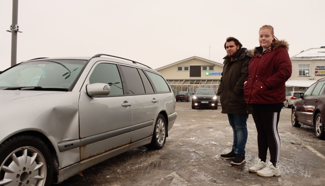 Det er en eldre Mercedes-Benz som Marita Michelle Moholt og Ruben Risch kjører. Den fikk seg en bulk torsdag. Det er en eldre Mercedes-Benz som Marita Michelle Moholt og Ruben Risch kjører. Den fikk seg en bulk torsdag.