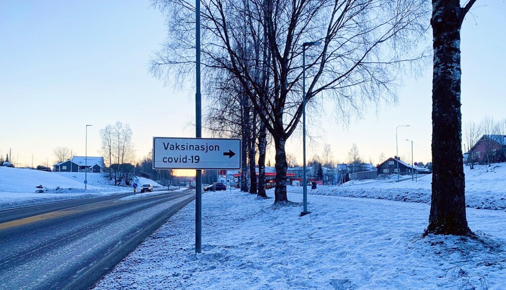 Kommunen har satt opp skilting til vaksinasjon i Holthallen ved avkjørselen til Circle K Arkovegen. Kommunen har satt opp skilting til vaksinasjon i Holthallen ved avkjørselen til Circle K Arkovegen.