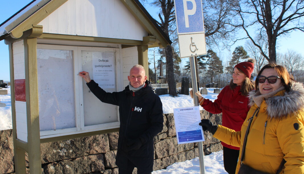 Thomas Melby Hee, Vilde Strid og Karin Flikkeid fra avdelingen for tilpasset kultur hengte på torsdag opp startposten på den nye rebusløypa i Øvrebyen på Kirketorget. Thomas Melby Hee, Vilde Strid og Karin Flikkeid fra avdelingen for tilpasset kultur hengte på torsdag opp startposten på den nye rebusløypa i Øvrebyen på Kirketorget.