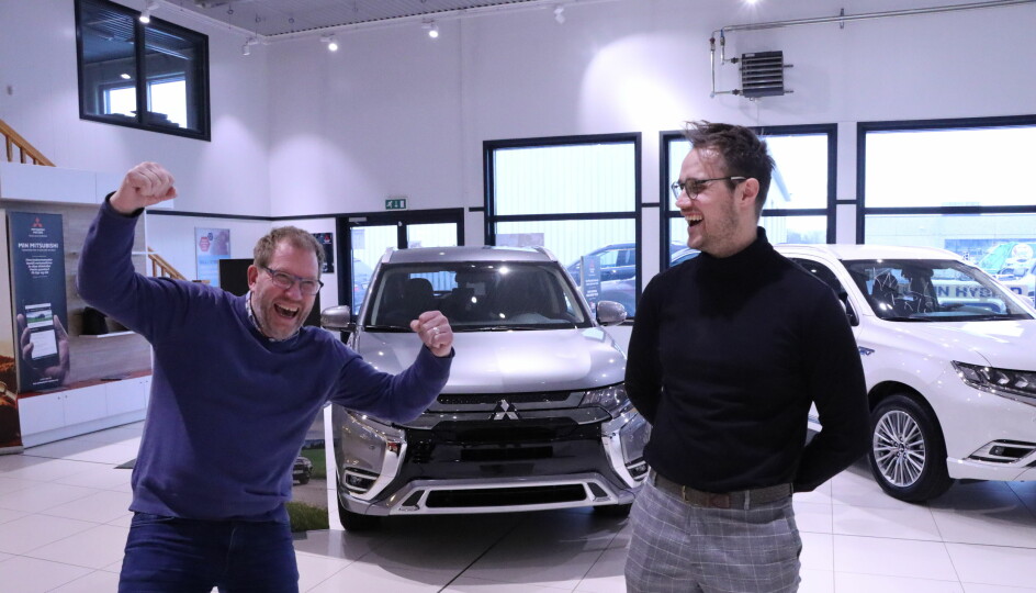 Bilselger Ronny Nilsson (t.v.) og salgssjef Marius Taugbøl har sikret seg rettighetene til det nye fra Kina. Det gleder Taugbøl Bil og Maskin seg stort over.