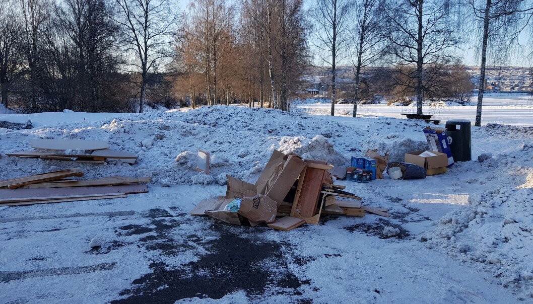 På rasteplassen ved Hov er det blitt lagt igjen søppel, trolig ganske nylig. På rasteplassen ved Hov er det blitt lagt igjen søppel, trolig ganske nylig.