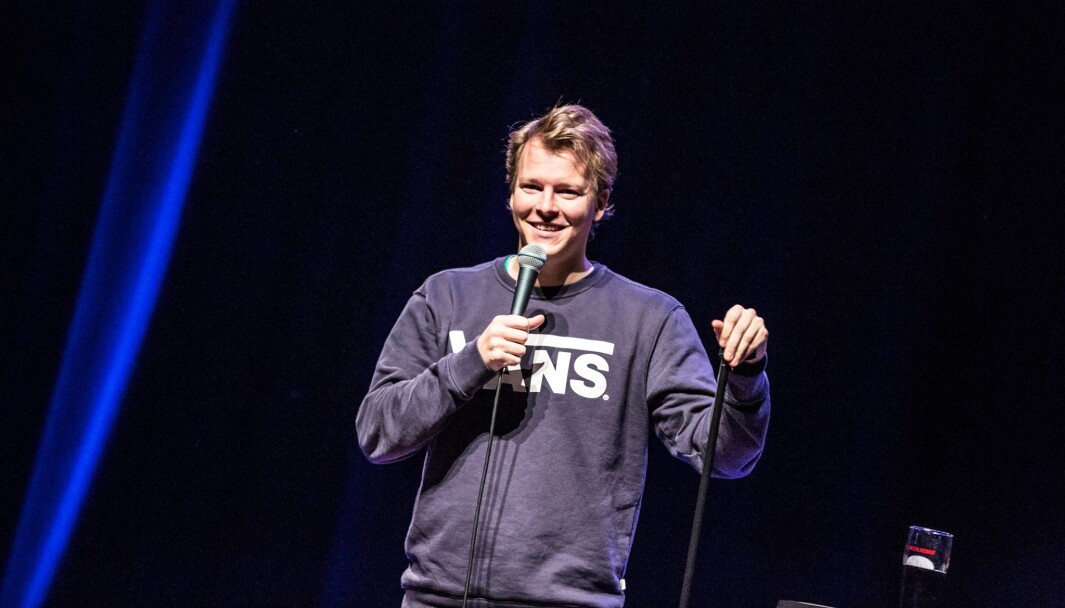 Rasmus Wold er en artig kar og en etablert komiker. Oslo-gutten er stor KIL-supporter, og lørdag opptrer han med sitt soloshow på Rådhus-Teatret i en av sine KIL-drakter. Rasmus Wold er en artig kar og en etablert komiker. Oslo-gutten er stor KIL-supporter, og lørdag opptrer han med sitt soloshow på Rådhus-Teatret i en av sine KIL-drakter.