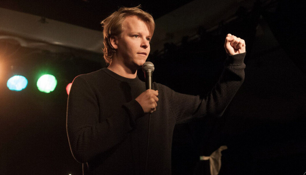 Showet til Rasmus Wold egner seg for sportsidioter med selvironi og de som lever med en sportsidiot. Showet til Rasmus Wold egner seg for sportsidioter med selvironi og de som lever med en sportsidiot.