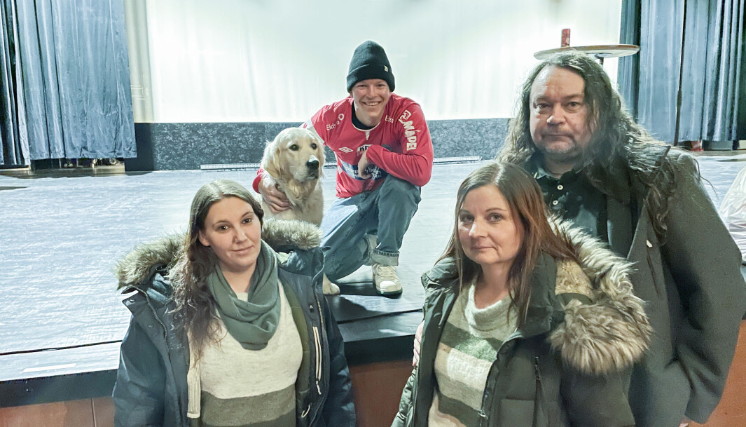 Monica Henriksen (t.v.), Line Andersson og Thomas Ramstad fra styret i Kongsvinger supporterklubb overrakte Rasmus Wold supporterutstyr etter showet. Rasmus hadde med seg sin 11 måneder gamle golden retriever til Kongsvinger. Monica Henriksen (t.v.), Line Andersson og Thomas Ramstad fra styret i Kongsvinger supporterklubb overrakte Rasmus Wold supporterutstyr etter showet. Rasmus hadde med seg sin 11 måneder gamle golden retriever til Kongsvinger.