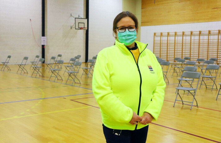 Onsdag er det spesialvernepleier Linda Nyman Tuer som følger med på de vaksinerte. Onsdag er det spesialvernepleier Linda Nyman Tuer som følger med på de vaksinerte.