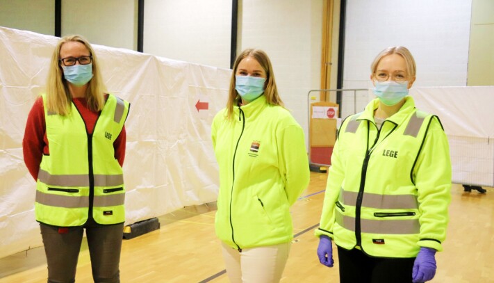 Kommuneoverlege Camilla Kvalø Smedtorp, vaksinekoordinator Linda Langfoss Utgård og lege Ingrid Fløiten Nordli er på plass i Holthallen, som skal brukes som vaksinelokale i kommunen fremover. Kommuneoverlege Camilla Kvalø Smedtorp, vaksinekoordinator Linda Langfoss Utgård og lege Ingrid Fløiten Nordli er på plass i Holthallen, som skal brukes som vaksinelokale i kommunen fremover.
