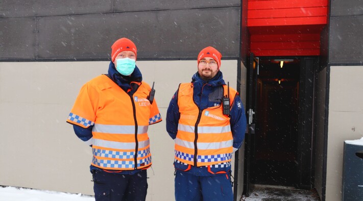Sivilforsvaret ved leder Tommy Lismoen og Martin Sidselsrud Christiansen møter deg i inngangen for vaksinering. Sivilforsvaret ved leder Tommy Lismoen og Martin Sidselsrud Christiansen møter deg i inngangen for vaksinering.