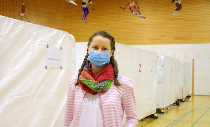 Jordmor Malin Johnsrud Heiberg var den første til å teste ut vaksineringen i Holthallen. Hun er prioritert helsepersonell og er nå vaksinert med første dose. Jordmor Malin Johnsrud Heiberg var den første til å teste ut vaksineringen i Holthallen. Hun er prioritert helsepersonell og er nå vaksinert med første dose.