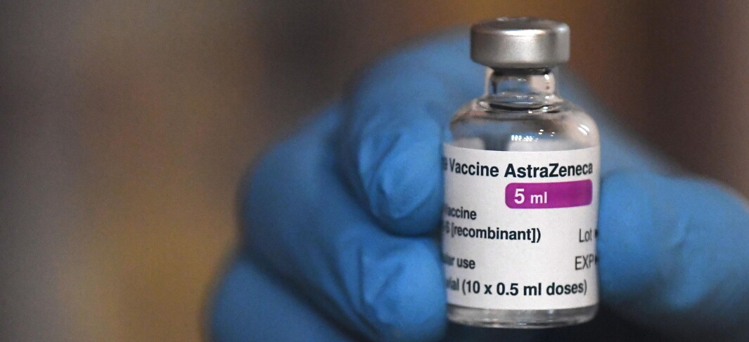Vaksinen med AstraZeneca er satt på vent mens helsemyndighetene undersøker om det er en sammenheng mellom vaksinen og spesielle blodpropp-tilfeller. Det er ikke konkludert om det er en sammenheng. Vaksinen med AstraZeneca er satt på vent mens helsemyndighetene undersøker om det er en sammenheng mellom vaksinen og spesielle blodpropp-tilfeller. Det er ikke konkludert om det er en sammenheng.