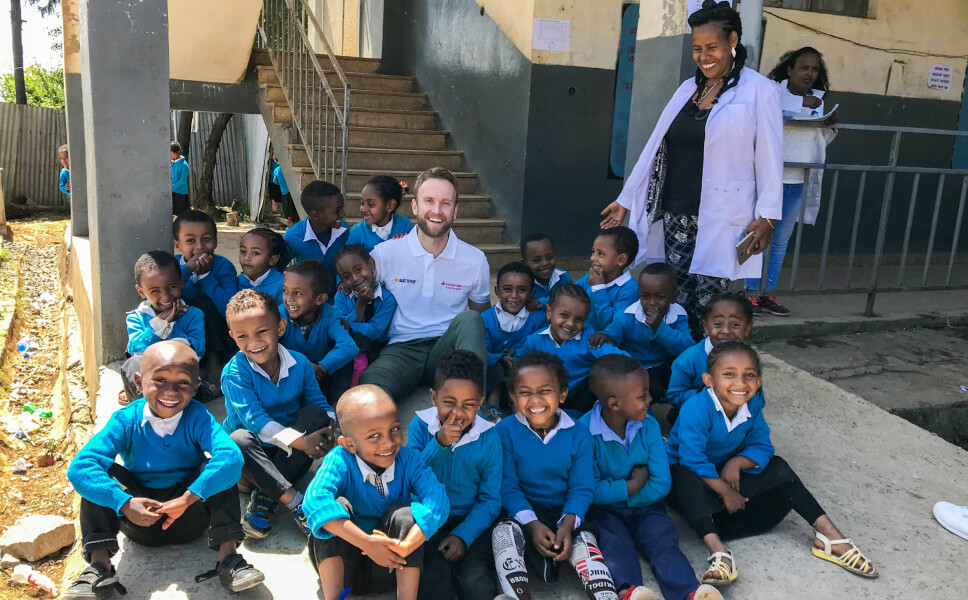 Her er Jimmy Vika med en gjeng glade og lekende barn i Etiopia. Han er direktør for Right To Play i Norge, en organisasjon som hvert år hjelper 2,3 millioner barn til et bedre liv gjennom lek.