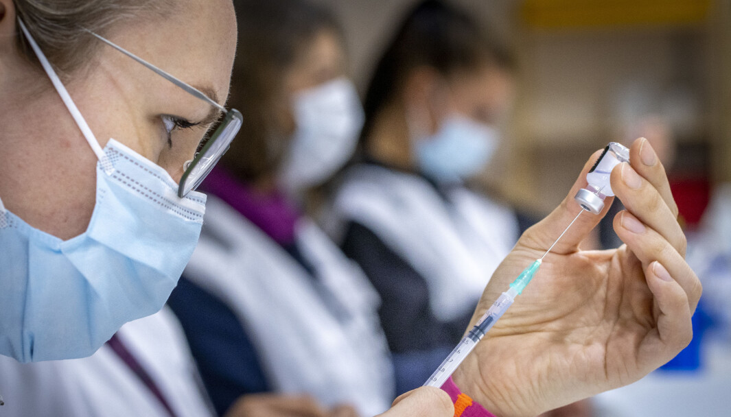 Det ventes en avgjørelse om AstraZeneca i mai, etter at vaksinen ble satt på pause etter meldinger om mulige alvorlige bivirkninger. Også Janssen-vaksinen fra Johnson & Johnson undersøkes, og er blitt koblet til sjeldne, men alvorlige bivirkninger. Det ventes en avgjørelse om AstraZeneca i mai, etter at vaksinen ble satt på pause etter meldinger om mulige alvorlige bivirkninger. Også Janssen-vaksinen fra Johnson & Johnson undersøkes, og er blitt koblet til sjeldne, men alvorlige bivirkninger.
