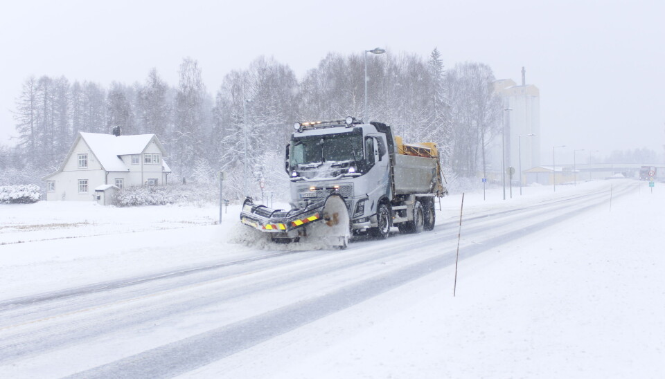 I Kongsvinger våknet man i dag opp til snøbelagte veier. Nå jobbes det på spreng for å holde trafikkbildet ved like.