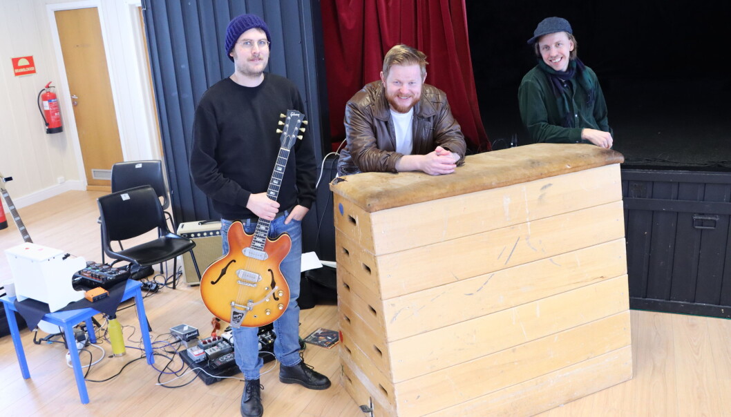 Krister Skadsdammen (t.v.) og Sten Bjørge Skaslien Hansrud snakker ikke til hverandre, men snakker likevel samme språk gjennom musikk og monolog. Regien er det Harald Engan (t.h.) som står for. Nå er stykket avlyst på ubestemt tid. Krister Skadsdammen (t.v.) og Sten Bjørge Skaslien Hansrud snakker ikke til hverandre, men snakker likevel samme språk gjennom musikk og monolog. Regien er det Harald Engan (t.h.) som står for. Nå er stykket avlyst på ubestemt tid.