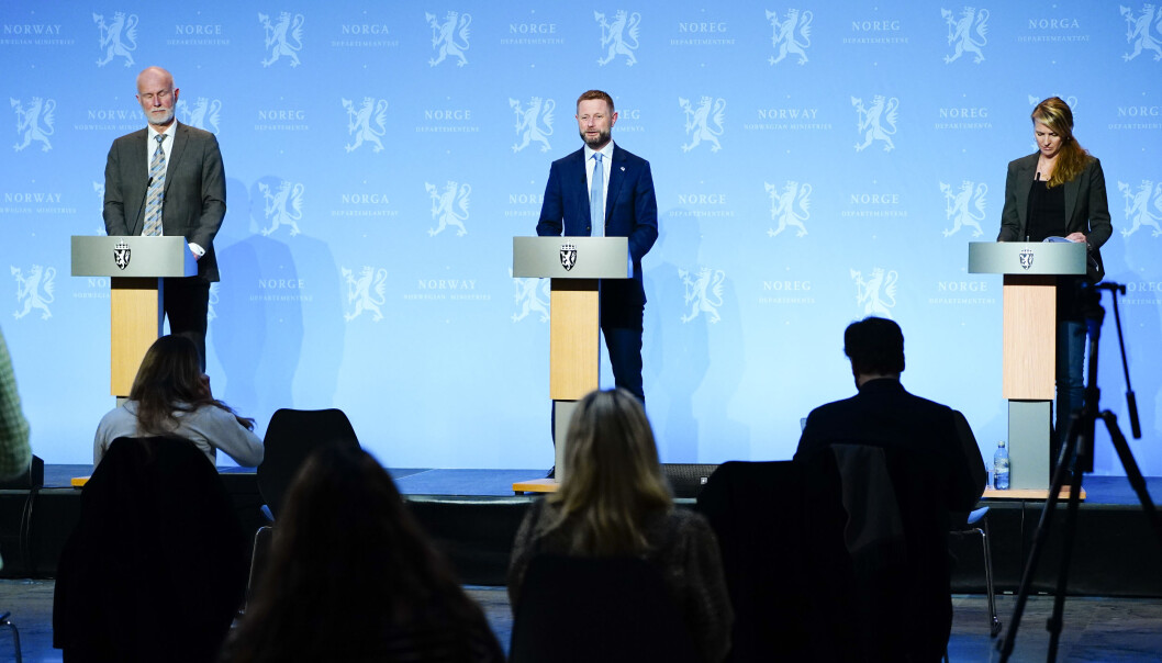 Helsedirektør Bjørn Guldvog, helse- og omsorgsminister Bent Høie og Line Vold, avdelingsdirektør i Folkehelseinstituttet holder tirsdag kveld pressekonferanse om koronasituasjonen. Helsedirektør Bjørn Guldvog, helse- og omsorgsminister Bent Høie og Line Vold, avdelingsdirektør i Folkehelseinstituttet holder tirsdag kveld pressekonferanse om koronasituasjonen.