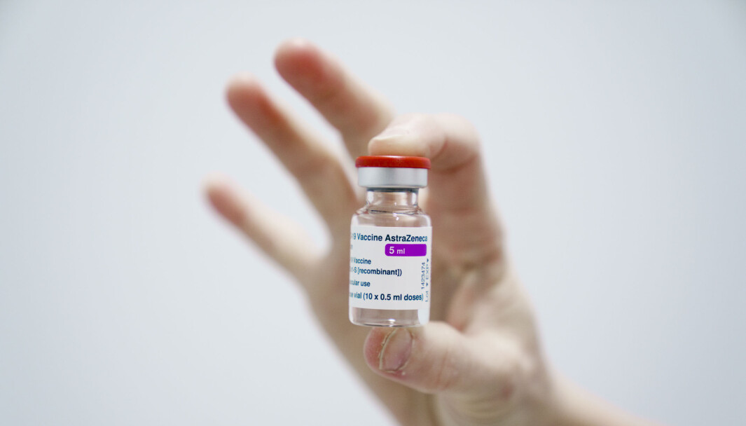 AstraZeneca-vaksinen vil fortsatt være satt på pause i Norge. AstraZeneca-vaksinen vil fortsatt være satt på pause i Norge.